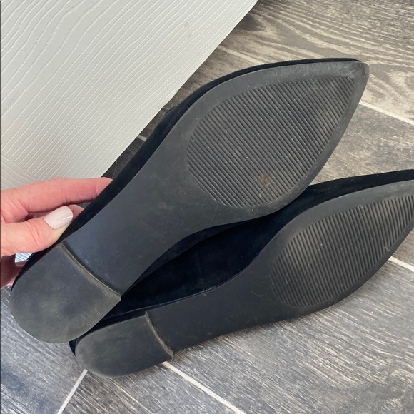 The Pointed Flat with Chain in Black - Picture 7 of 9